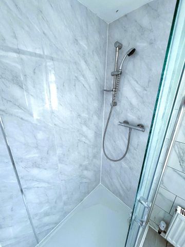 3 bedroom flat to rent - Photo 2