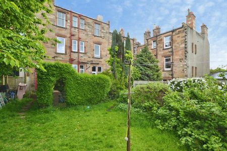 3 bedroom flat to rent - Photo 4