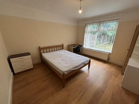 3 bedroom private hall to rent - Photo 3