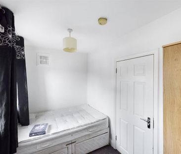 6 bedroom semi-detached house to rent - Photo 4