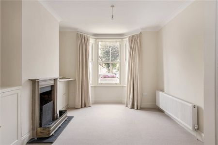 Charming 4 bedroom family house in Candahar Road, part of Little India therefore close to Battersea Park, Clapham Junction and many good schools in Chelsea, Battersea and Clapham including Christchurch, Frances Holland, Garden House, Newton Prep, Thomas's, The Laurels. - Photo 3