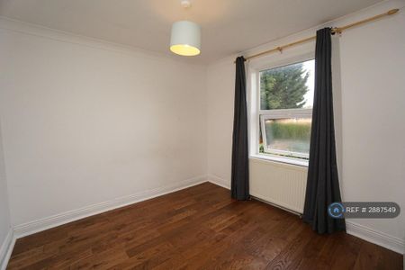 3 bedroom flat to rent - Photo 4