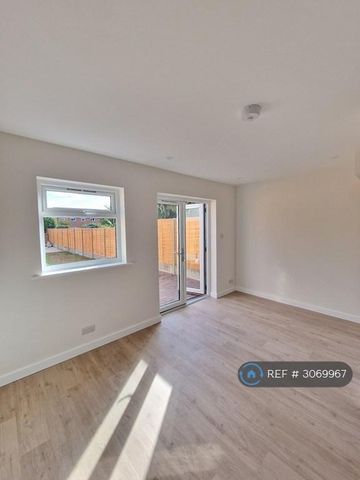 3 bedroom terraced house to rent - Photo 2