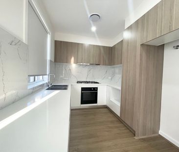 Near New Stunning 4-Bedroom Townhouse For Rent - Photo 5