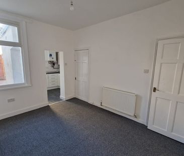 3 Bed Terraced House, Tudor Avenue, CH44 - Photo 2