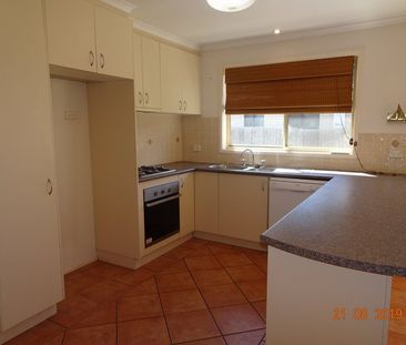 6 Ikara Close, Dunlop ACT 2615 - House For Rent | Domain - Photo 5