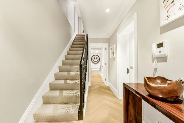 3 bedroom flat in London - Photo 1