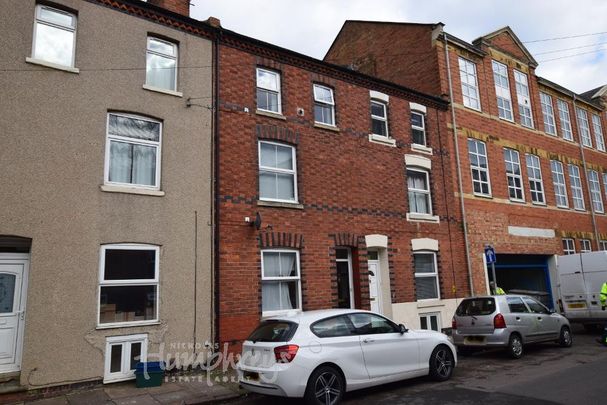 1 bedroom in a house share to rent - Photo 1