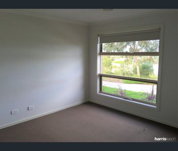 7 Shoreline Lane, Point Cook, Vic 3030 - Photo 2