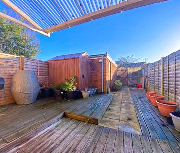 Pinewood Park, Farnborough, GU14 - Photo 2