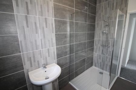 2 bedroom end of terrace house to rent - Photo 4