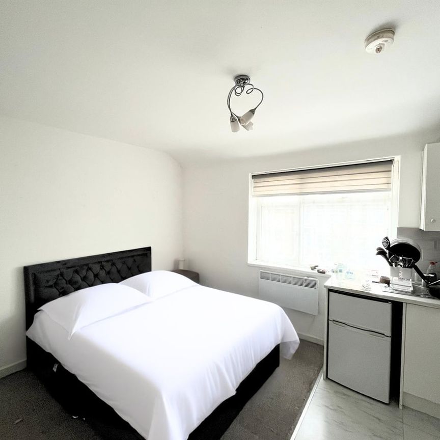 1 Bed Flat, Wood End Close, UB5 - Photo 1