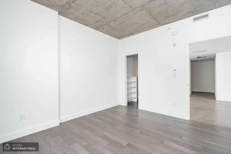 Condo for rent in Griffintown | Spacious and semi-furnished - Photo 5
