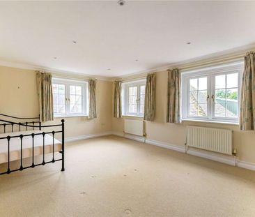 An immaculate six bedroom house with swimming pool at the heart of ... - Photo 4
