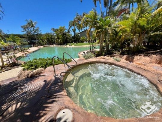 Beautiful 2 bedrooms townhouse in a great location - Photo 1