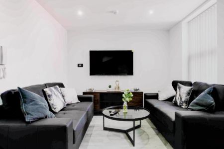 6 Beds 3 Baths - Photo 3