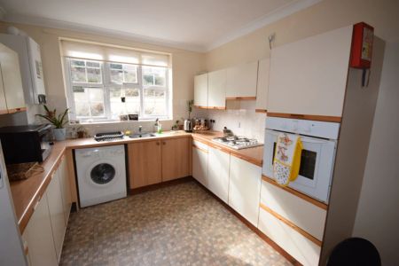 To Rent Queens Road, Town Centre, Bournemouth, BH2 £1,370 pcm Tenancy Info - Photo 4