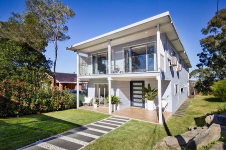 Modern 5 Bedroom House with Water Views - Photo 4