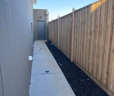 “Introducing a Spacious Double-Storey Townhouse in a Prime Location!” - Photo 2