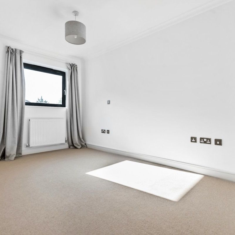 Battersea Park Road, London, SW11 - Photo 1