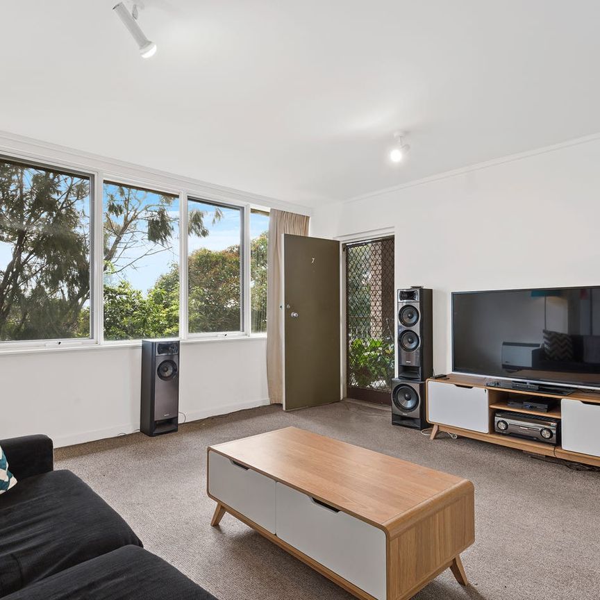 Fantastic location and lifestyle stone's throw to Camberwell Junction & Train Station - Photo 1