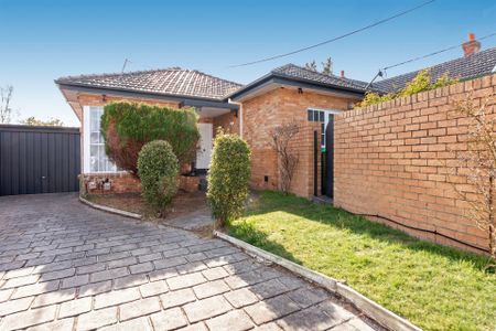 Huge Six bedroom House! - Photo 2