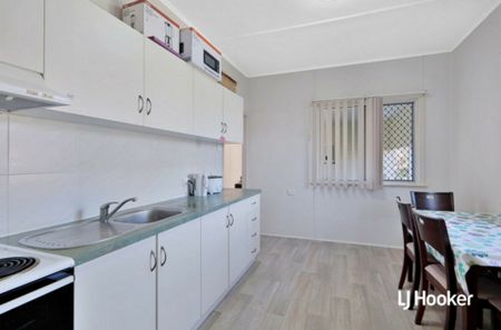 CHARMING & CONVENIENT � COMFORTABLE SVENSSON HEIGHTS LIVING - Photo 3