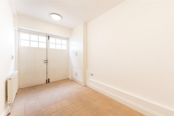 3 bedroom mews to rent - Photo 1