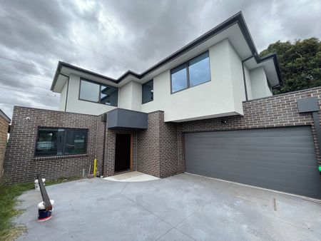 Stylish & Spacious 4-Bedroom Townhouse in Prime Location - Photo 2