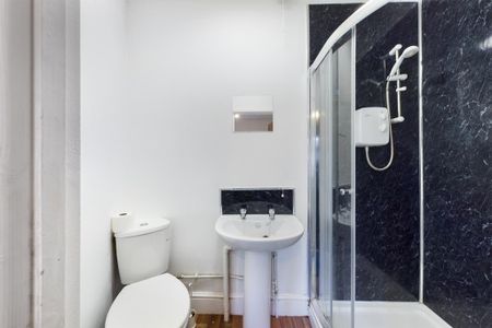 1 bedroom in a house share to rent - Photo 4