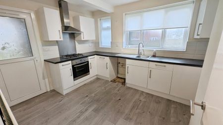 4 bedroom semi-detached house to rent - Photo 4