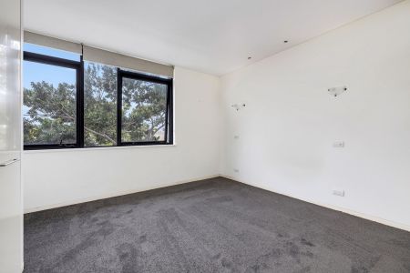 Three-Bedroom Apartment in the Heart of Port CBD - Photo 4
