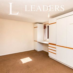 studio to rent Tintagel Way, Woking, GU22 - Photo 2