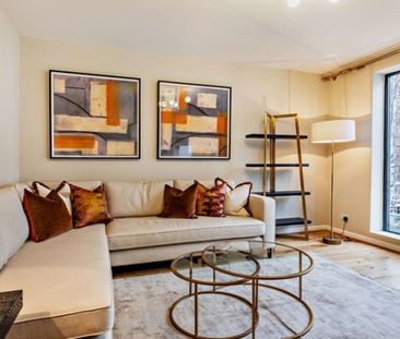 Three Bedroom Flat to rent in London - Photo 2