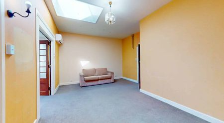 Spacious 5-Bedroom Apartment with Stunning Wellington Views – Kelburn, 6012 - Photo 3