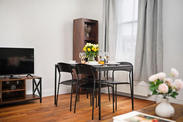 Adrian Mews - Photo 1