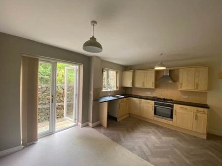 Victoria Court, Longwood, Huddersfield, HD3 4UB - Photo 3