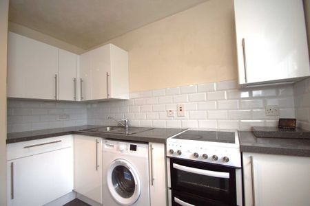 1 bed First Floor Flat for rent - Photo 2
