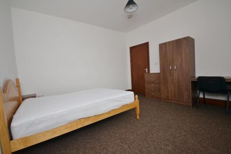 4 bedroom detached house to rent - Photo 3