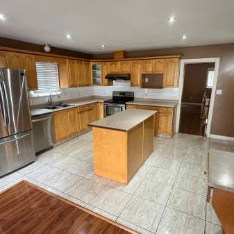 Large 4 Bedroom Upper in West Abbotsford - Photo 3