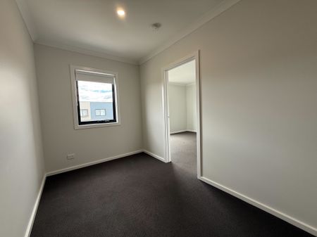 Modern 3-Bedroom Home with 2 Bathrooms and Single Garage - Photo 3