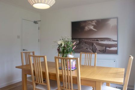 Windrush Court Room 6 - Photo 4