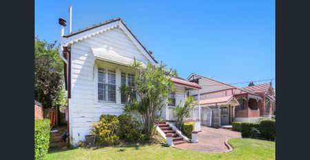 Spacious 4 Bedroom Family Home with Inground Pool - Photo 2