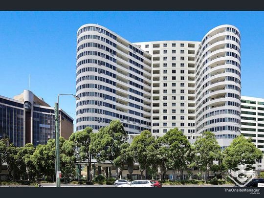 Spacious, Stylish & Modern Furnished Apartment in the Heart of Chatswood - Photo 1