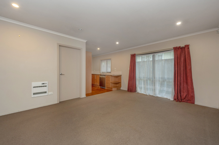 This tidy, two bedroom townhouse is situated within walking distance of Waikato Hospital and conveniently close to the CBD. - Photo 4