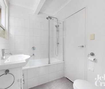 Spacious Apartment with Courtyard - Photo 6