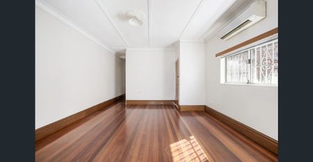 SPACIOUS 2 BEDROOM FRONT HOUSE - Photo 2