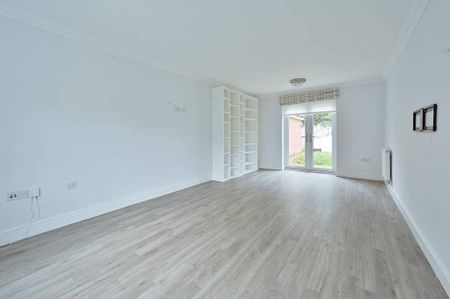 4 bedroom detached house to rent - Photo 3