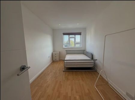 3 bedroom flat to rent - Photo 2