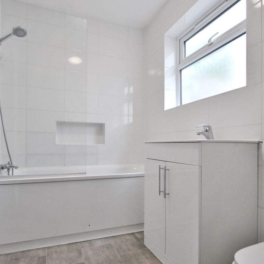 Westmere Drive, London - Photo 1